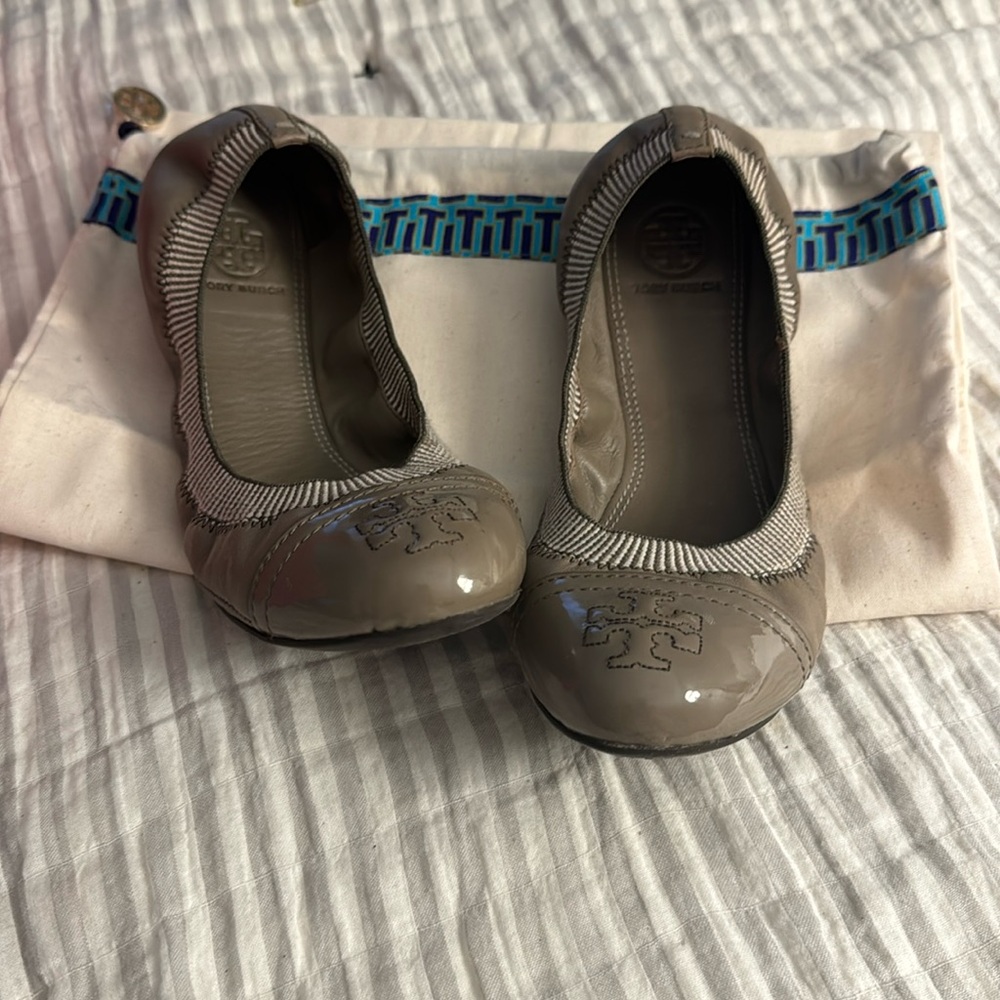 Tory Burch Gabby Ballet Flat in London Gray. Size 8.5M.